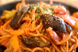 100%有機トマトケチャップの ナポリタン焼きそば DX(太麺)